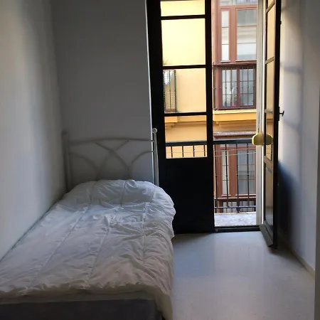 Muy Bien Situado En El Centro De Y Al Lado De La Playa Cadice